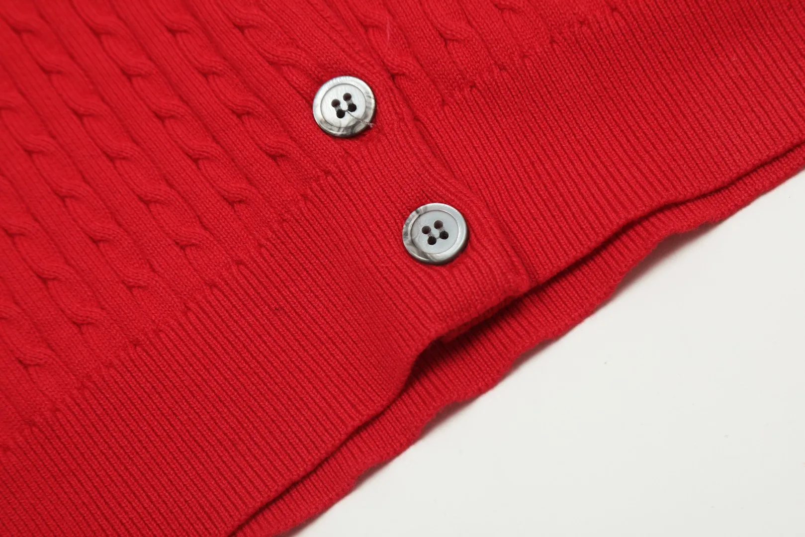 🅿️210 "Top quality" Style number: DS005# (not off the shelves all year round) [Ralph Lauren round neck solid color pony embroidered logo knitted cardigan long sleeves] ✅Ralph Lauren classic basic versatile twist knitted cardigan long sleeves ✅Main supplier platform live broadcast Wholesale entities Replenish when out of stock Not off the shelves ✅ZP quality 1:1 version Scan the code to enter the GF website Counter quality ✅Details and quality are the only one in Guangzhou. Imported quality cotton yarn, focusing on high-end, cost-effective, good quality needless to say. ✅The same style as Zhao Lusi is really amazing, so sweet, so beautiful. This cardigan is really good-looking. Rose red and white label Big red and blue label
